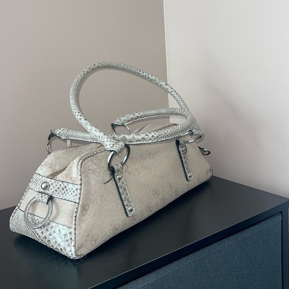 GUESS SHOULDER BAG - Picture 2 of 4